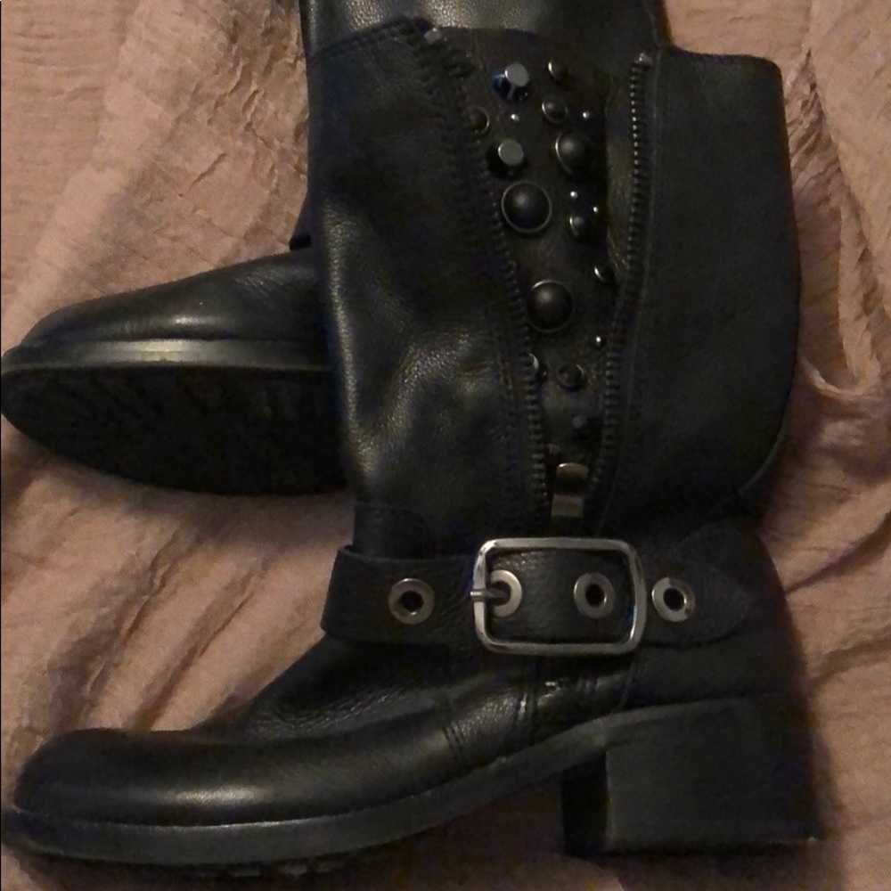 Zipper boots with accent stone